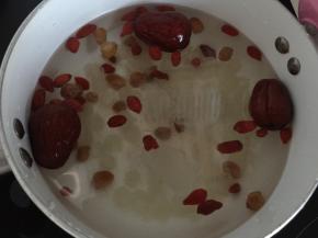 将材料清洗干净后和冰糖放入锅中加清水煮开后慢火煮10分钟