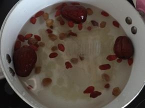 将材料清洗干净后和冰糖放入锅中加清水煮开后慢火煮10分钟