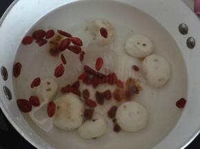 将荸荠去皮洗净后将材料放入锅里煮开后转小火煮15分钟（桃胶要先泡发）