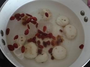 将荸荠去皮洗净后将材料放入锅里煮开后转小火煮15分钟（桃胶要先泡发）