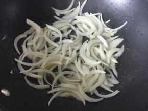 放入切丝的洋葱炒至呈金黄色的粘着物