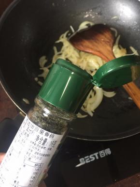 然后放入百里香碎、黑椒碎、蒜泥、香叶