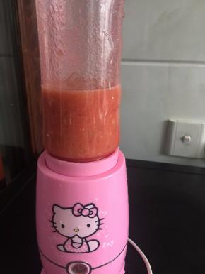 放入榨汁机中打碎