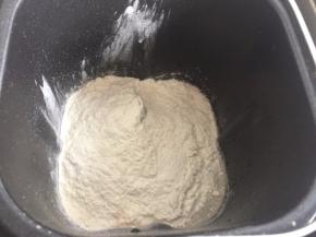 将水、盐、糖、高筋面粉、酵母粉依次放入面包机里