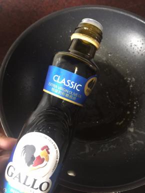 热锅后倒入橄榄油