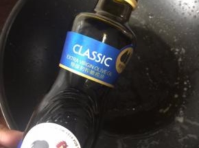 热锅后倒入橄榄油