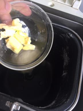 待面团搅拌均匀后放入黄油