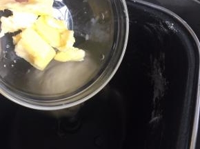 待面团搅拌均匀后放入黄油