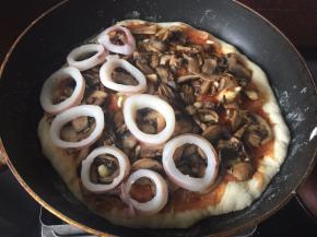 一半铺上鱿鱼圈