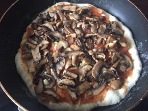 放入香菇和蘑菇