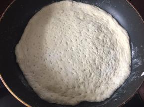 将面饼放入锅中