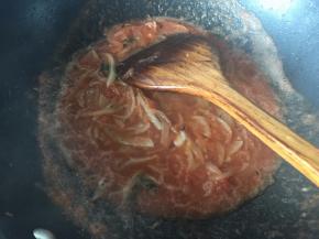 然后倒入打碎的番茄泥