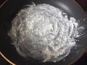 平底锅撒上面粉