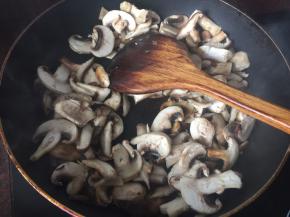 加入切片的香菇和白蘑菇炒，加入盐炒至变色后加入黑胡椒和蒜泥