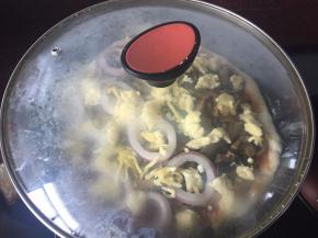 盖上锅盖小火焖烧12分钟