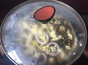 盖上锅盖小火焖烧12分钟