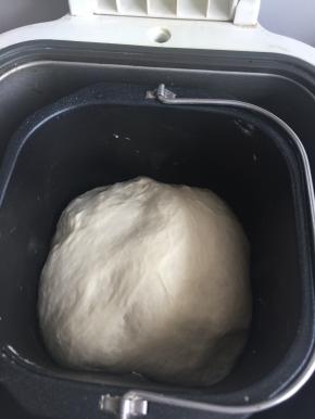 面包机里的面团发酵完成