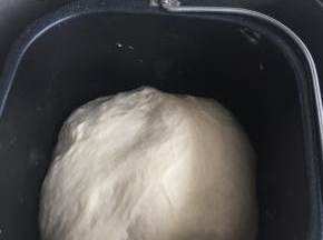 面包机里的面团发酵完成
