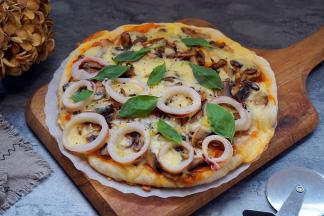 起锅后撒黑椒碎和罗勒叶