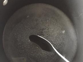然后开火煮开，边煮边搅拌