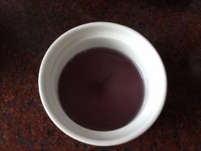 然后黑枸杞水加白凉粉也是放入锅里煮开，倒入碗里