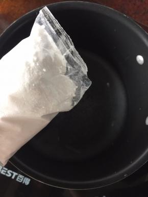 锅里加入适量水放入白凉粉搅拌均匀