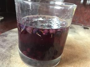 泡黑枸杞水，加入冰糖泡化