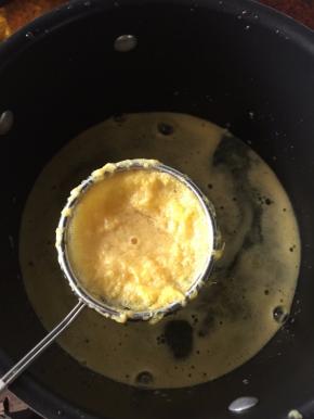 将橙汁倒入锅中，滤去橙渣