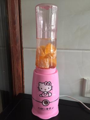 橙子加适量清水用搅拌机搅打出橙汁