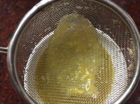 再通过滤网倒入碗里