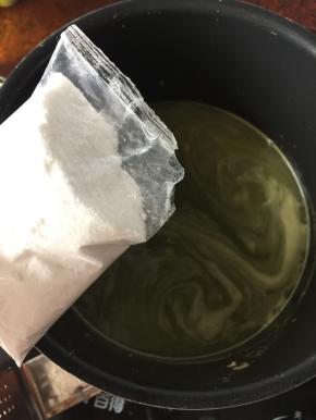 倒入适量白凉粉搅拌均匀