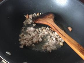 放入猪肉末炒香后倒入葱姜料酒翻炒均匀