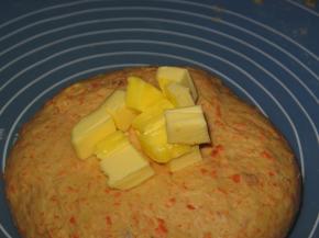 所有材料除了黄油以外一起揉匀，加入黄油在揉成光滑面团