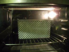 烤箱200度预热，以上下火，180度底层灶35-40分钟，烤10分钟后，见表面上色己深的时候加盖锡纸