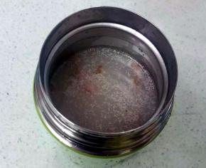 煮开的大米和腊肠，倒在焖烧壶里，盖好盖子，早上就可以吃了