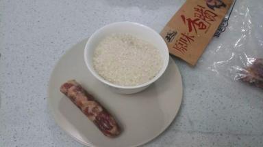 准备大米和半根腊肠，早上不喜欢吃太油腻，只用了半根，也可以用一根的