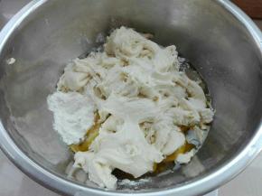 发酵好的中种撕成小块，同主面团所有原料混合