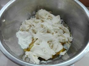 发酵好的中种撕成小块，同主面团所有原料混合