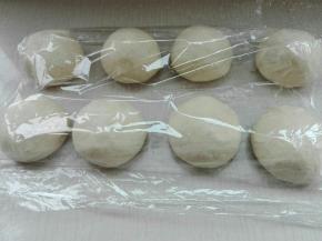 发酵好的面团，取出排气，等分八份，揉圆醒发10分钟