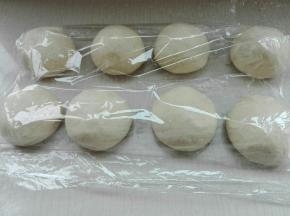 发酵好的面团，取出排气，等分八份，揉圆醒发10分钟
