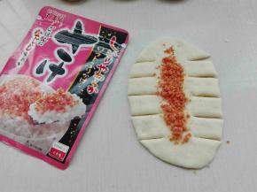 取一个面团擀成椭圆形，两边如图切开几下，中间放入馅料