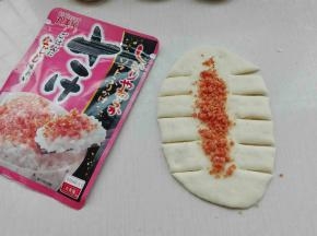 取一个面团擀成椭圆形，两边如图切开几下，中间放入馅料