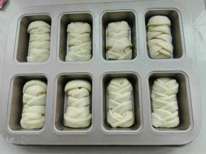 依次包好放入模具中