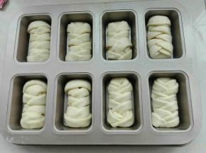 依次包好放入模具中