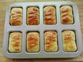 表面刷层蛋液，烤箱预热，中层上下火170度，20分钟