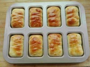 表面刷层蛋液，烤箱预热，中层上下火170度，20分钟