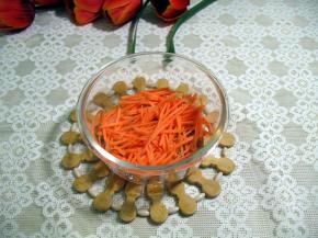胡萝卜切丝备用