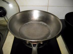 锅中放入水烧热