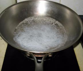 粉丝放入锅中粉丝用水煮熟，不要太软呀