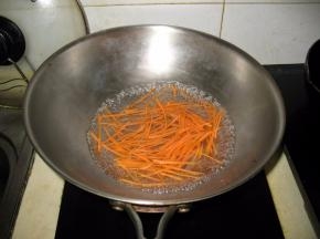 胡萝卜放入锅中煮熟
